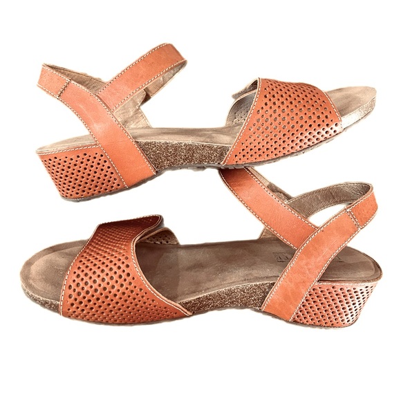 L'ARTISTE By Spring Step Lexy Leather Perforated Velcro Sandal Size 41 - Picture 4 of 6